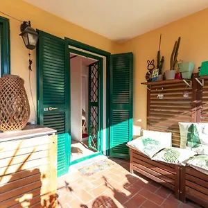 Colored House Until 7 People Above Sqplebiscito Apartment Naples